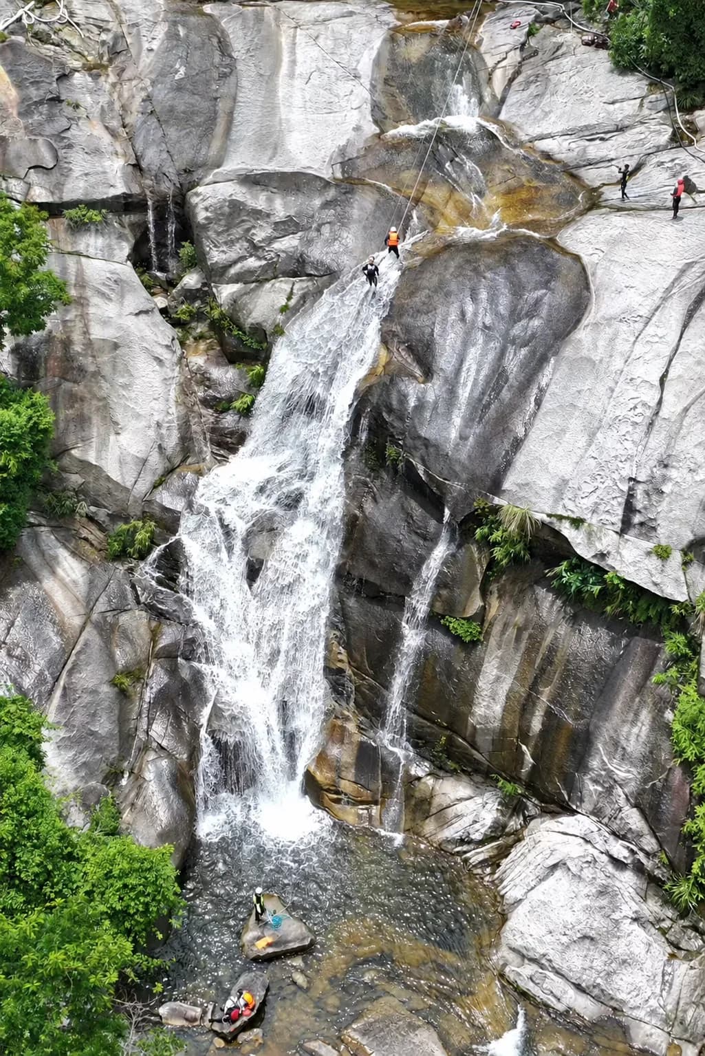 瀑布间的雨林活动参考场景